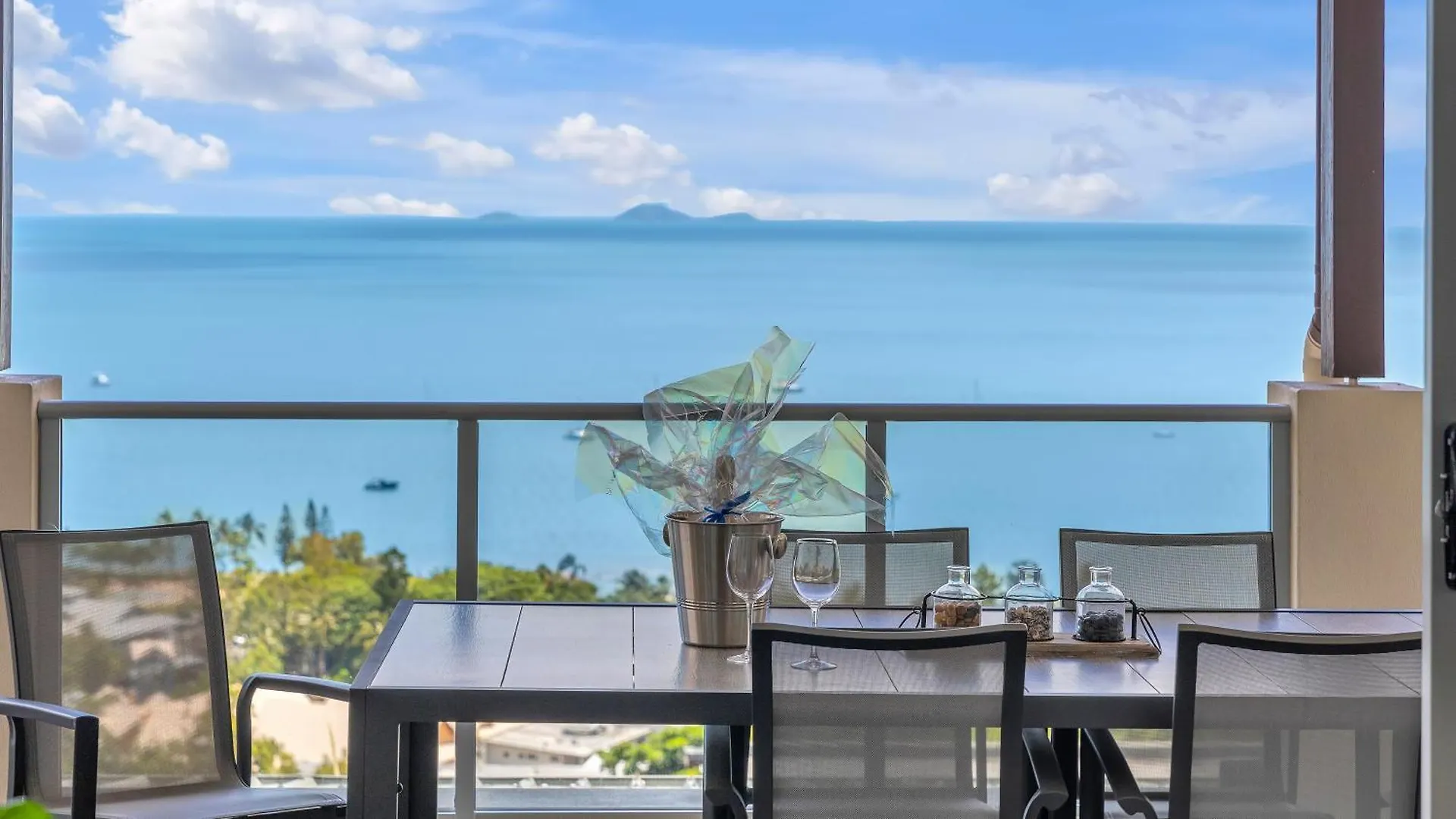 Whitsunday Reflections Aparthotel Airlie Beach 4*,